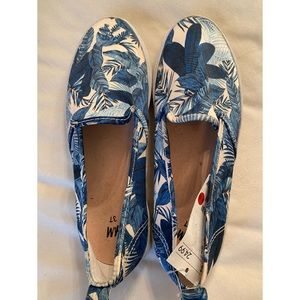 NWT H&M Blue Palm Print Slip On Sneakers